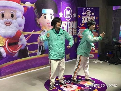 成人水兵舞手拉手视频,成人舞者共舞风采瞬间